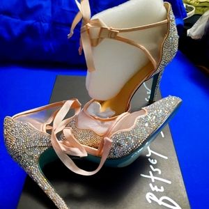 NEW in Box Women's Betsey Johnson Champagne heels size 8